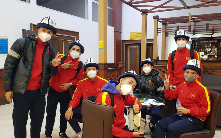 Sân tập quá xấu, U23 Việt Nam phải lùng sục khắp Kyrgyzstan để tìm kiếm