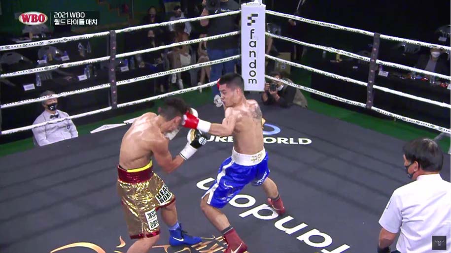 Đinh Hồng Qu&acirc;n tung combo sấm s&eacute;t, knockout đối thủ H&agrave;n Quốc ngay hiệp 2