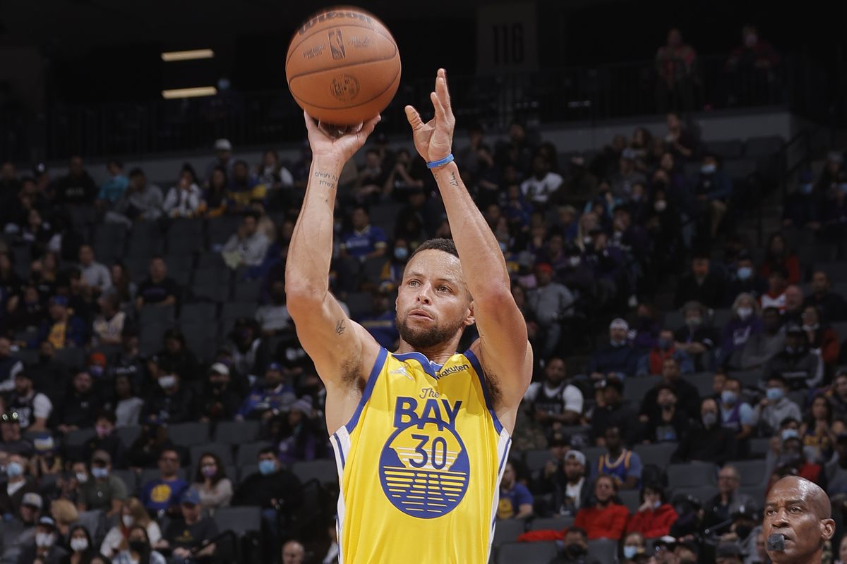 Stephen Curry cùng Warriors tái hiện thành tích từ mùa giải kỷ lục 73-9