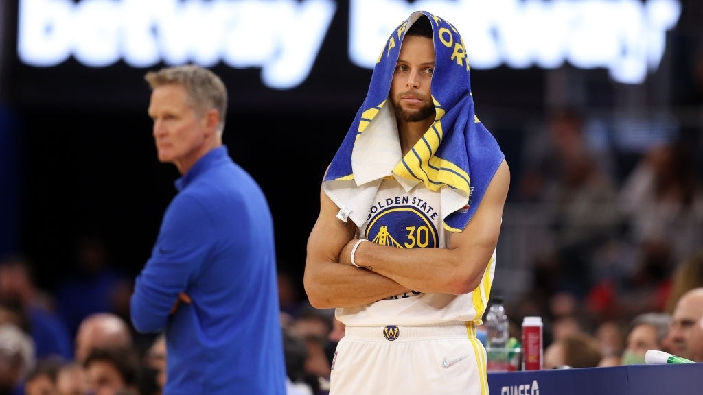 Curry tịt ngòi hiệp 4 và hiệp phụ, Warriors thua trận đầu tiên