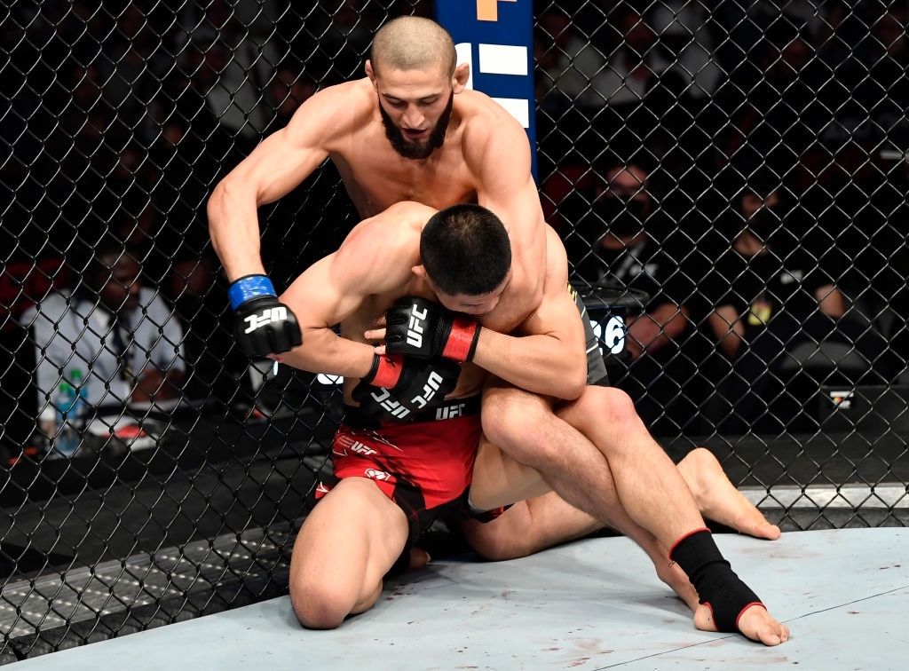 Khamzat Chimaev hủy diệt Li Jingliang tại UFC 267, gửi lời đe dọa tới hạng b&aacute;n trung