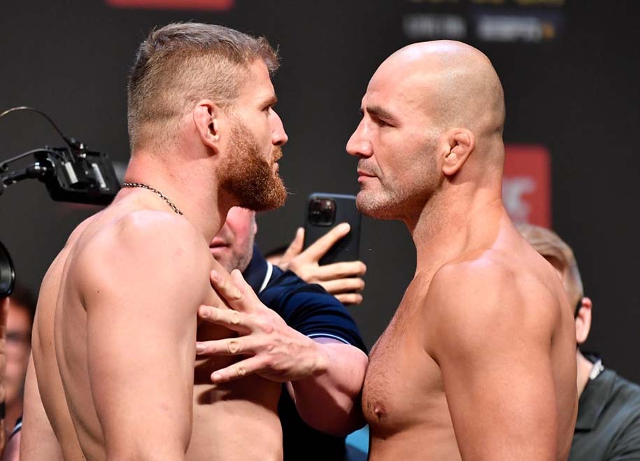 Chùm ảnh buổi cân UFC 267: Khamzat Chimaev suýt nữa lố cân, một trận đấu bị hủy