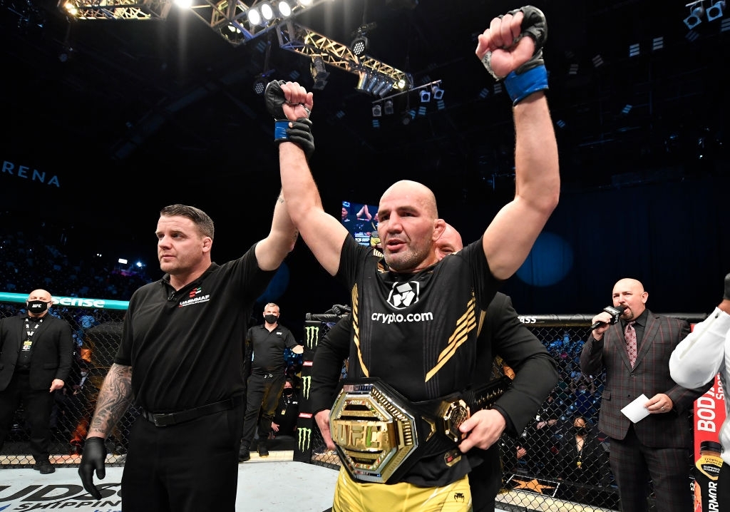 UFC 267: Glover Teixeira hạ Jan Blachowicz nhờ đ&ograve;n siết cổ, lập k&igrave; t&iacute;ch v&ocirc; địch ở tuổi 42