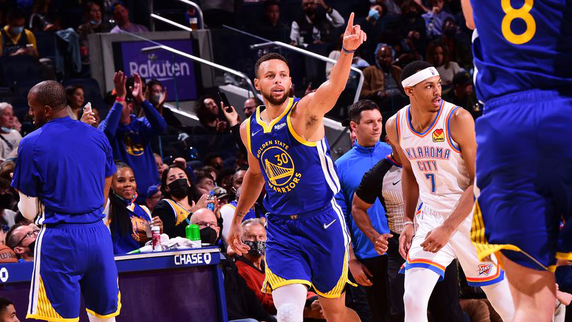 Stephen Curry cùng Warriors tìm lại cảm giác chiến thắng, "blow-out" nhẹ nhàng OKC