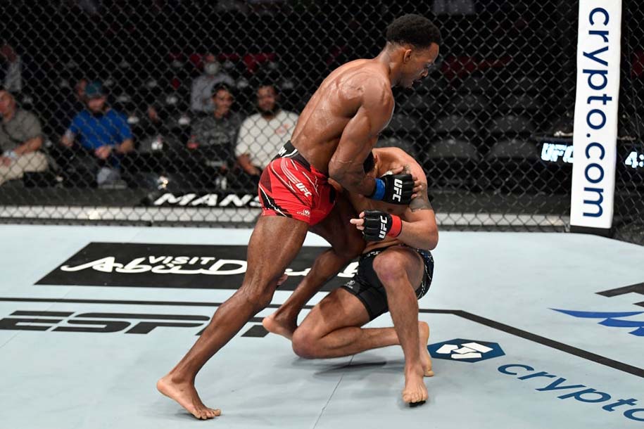 Pha gối bay từ Lerone Murphy "sập nguồn" Makwan Amirkhani tại UFC 267