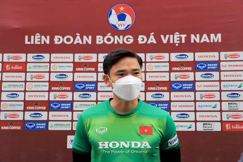 Thủ môn Nguyên Mạnh tiết lộ cách huấn luyện từ xa của HLV Park Hang Seo
