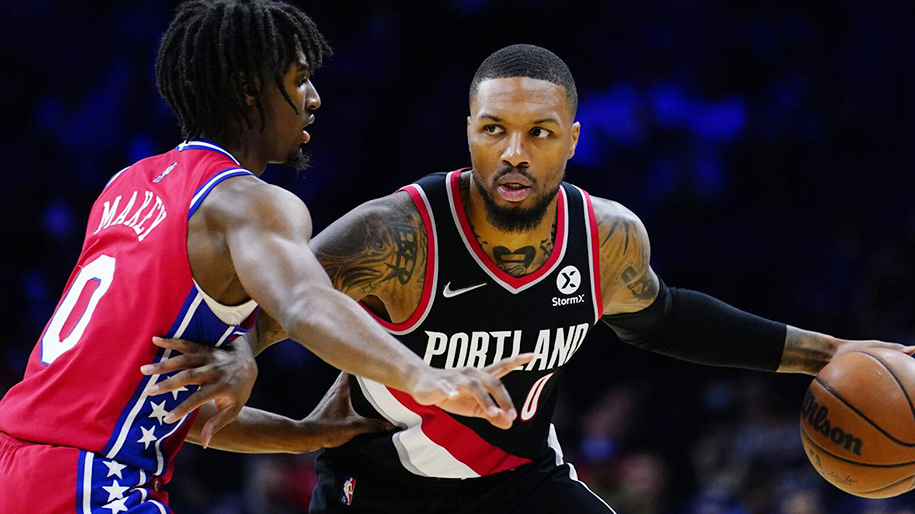 Video: Người h&acirc;m mộ Philadelphia 76ers h&ocirc; vang t&ecirc;n Damian Lillard