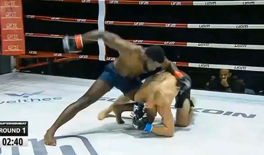 Kickboxer số 1 thế giới Cedric Doumbe hủy diệt đối thủ ngày ra mắt sàn MMA