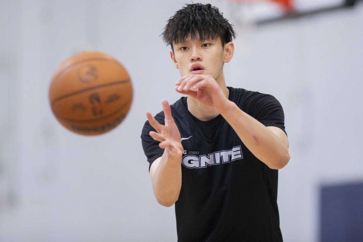 Zeng Fanbo: Sao mai 18 tuổi được người Trung Quốc kỳ vọng kế thừa Yao Ming
