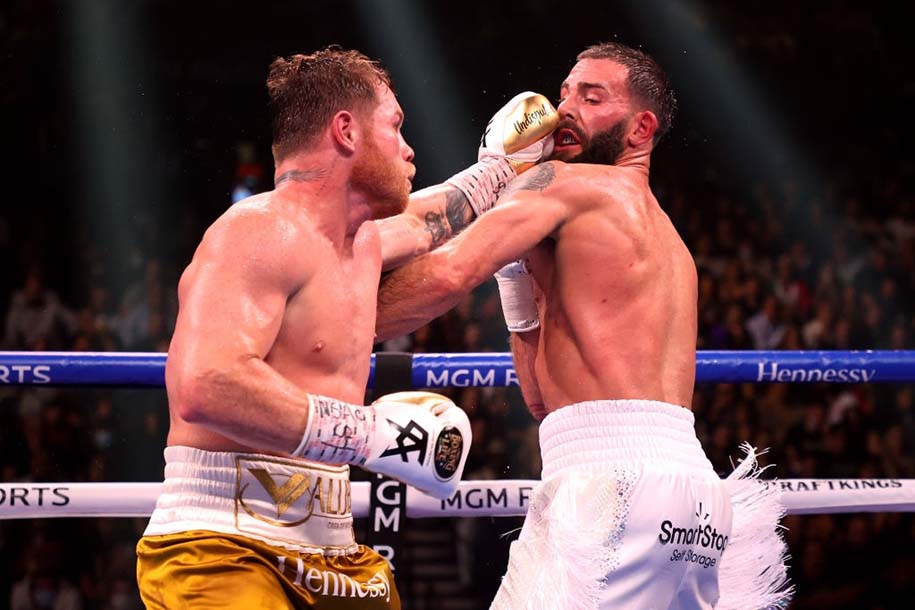 Canelo Alvarez đấm gục Caleb Plant, th&acirc;u t&oacute;m 4 danh hiệu lịch sử hạng si&ecirc;u trung Boxing