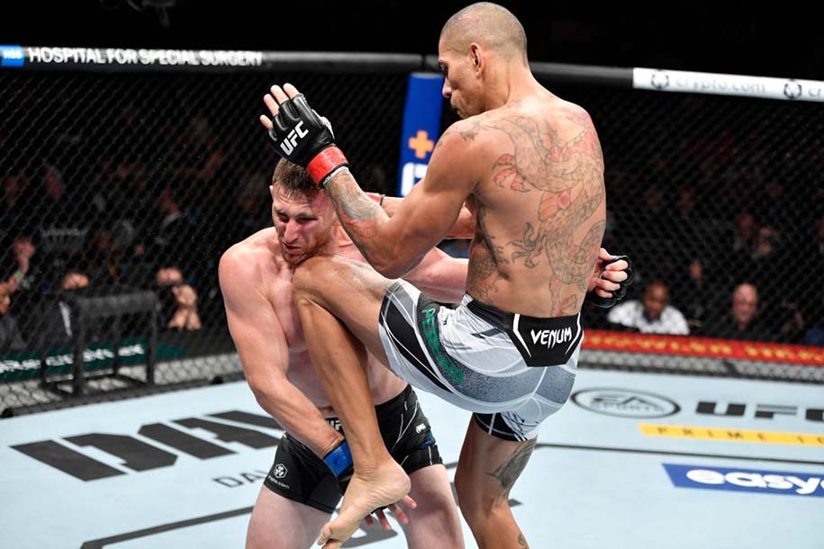 UFC 268: Alex Pereira ra mắt ngoạn mục với c&uacute; gối bay knockout 