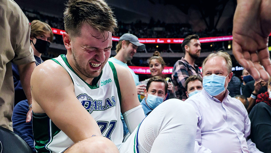 Luka Doncic bị lật cổ chân, CĐV Dallas Mavericks lo lắng tái phát chấn thương cũ
