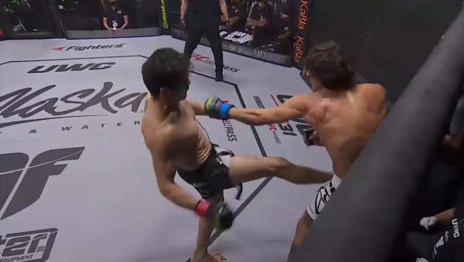 Knockout hiếm gặp: Võ sĩ MMA dùng đòn tống trước "xé gan" hạ gục đối thủ