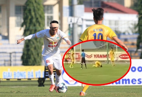 &ldquo;Quỳ lạy&rdquo; trọng tài ở giải U21 Qu&ocirc;́c gia, qu&acirc;n b&acirc;̀u Đức bị cảnh cáo