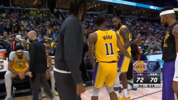 LeBron James mắng xa xả đồng đội Malik Monk ngay trên sân