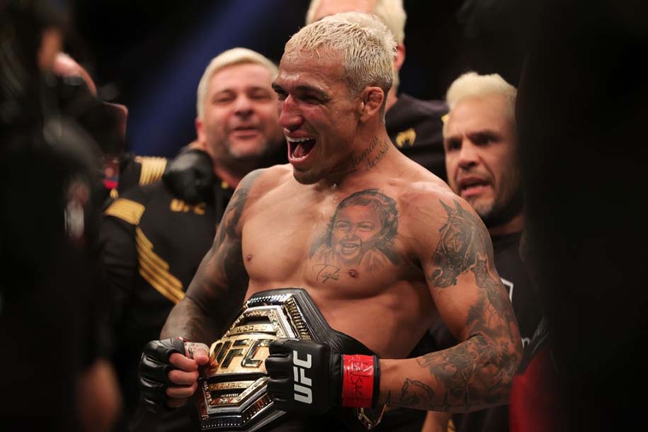 UFC 269: Charles Oliveira siết gục Dustin Poirier với màn bảo vệ đai xúc động