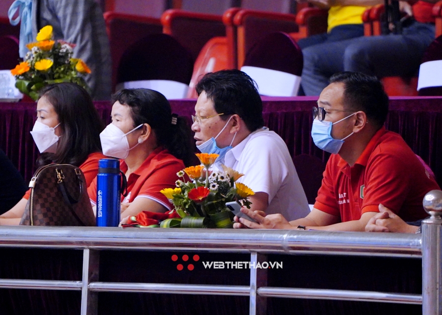 Ông "bầu" Đào Hữu Huyền tới sân cổ vũ Hóa chất Đức Giang trong trận cầu đinh với Ninh Bình Doveco
