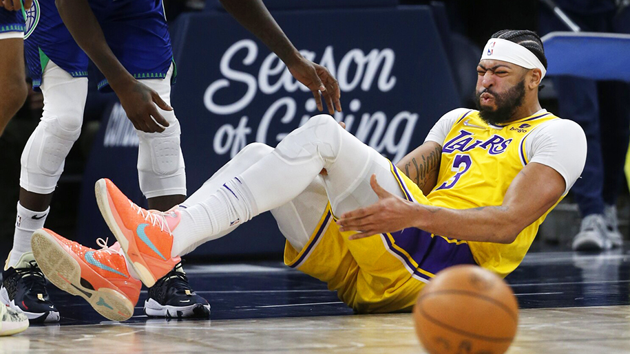 Anthony Davis giãn dây chằng đầu gối, khó khăn chồng chất cho LA Lakers Anthony Davis giãn dây chằng đầu gối, khó khăn chồng chất cho LA Lakers