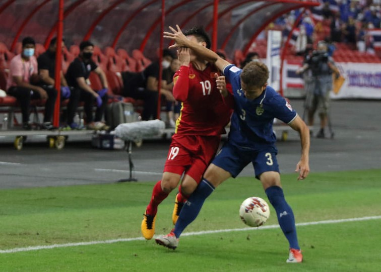 Đá xấu Quang Hải, Theerathon nhận cái kết đắng ở chung kết AFF Cup 2020