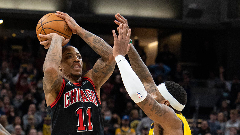 Xem ngay: DeMar Derozan ném game-winner điên rồ, giải cứu Chicago ở giây cuối hiệp 4