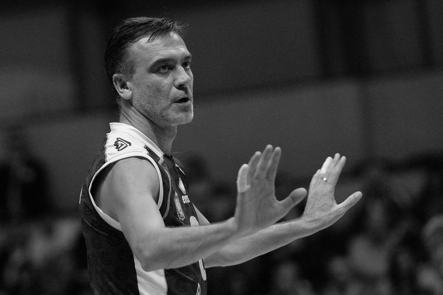 Đội trưởng huyền thoại bóng chuyền Nga đột ngột qua đời ở tuổi 52