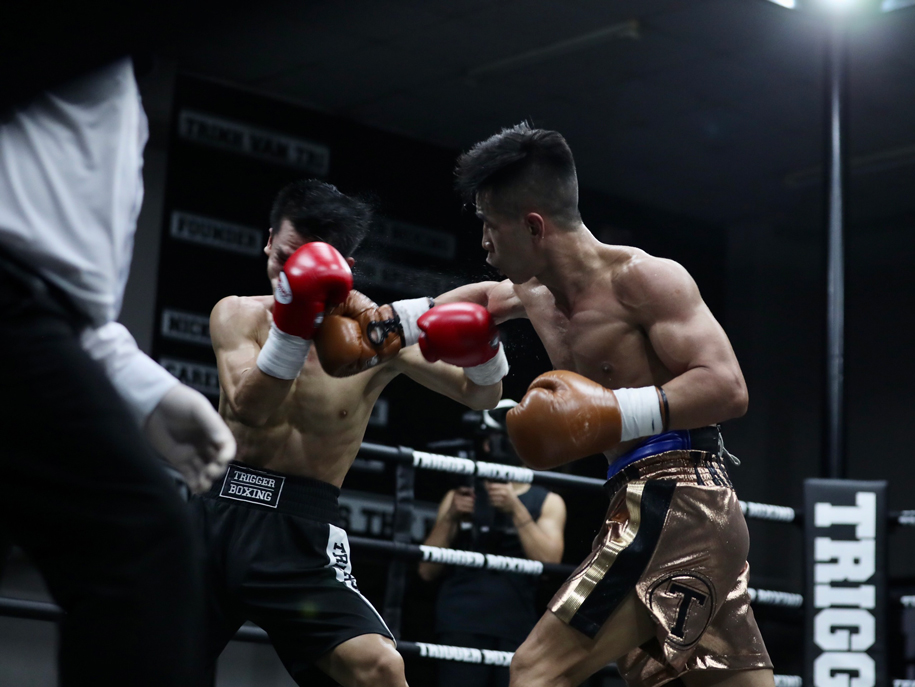 Tung đòn tay phải sấm sét, Trần Văn Thảo knockout đối thủ Thái Lan chỉ sau 2 hiệp