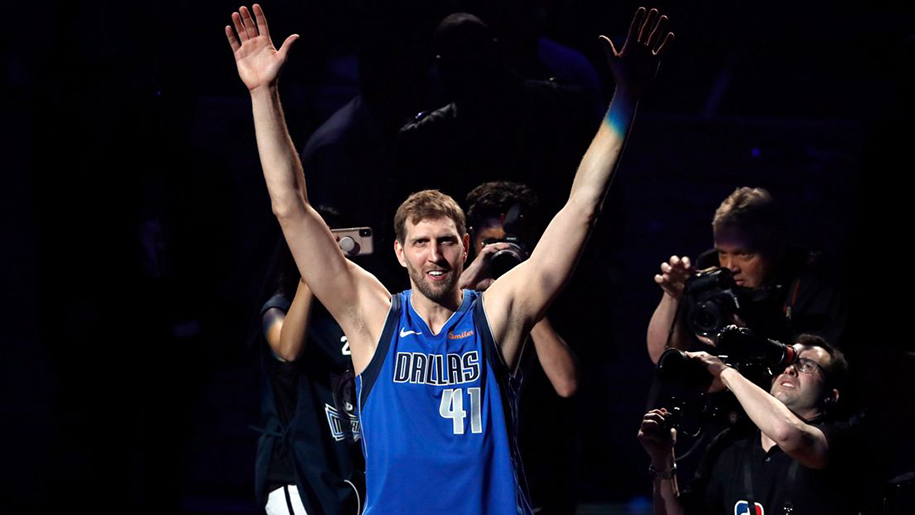 Huyền thoại Dirk Nowitzki được Dallas Mavericks treo áo, sẽ sớm dựng tượng tại sân nhà