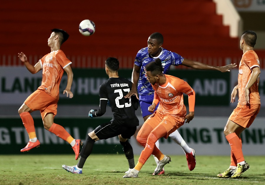 Kết quả HAGL 1-0 B&igrave;nh Định: Cúp v&ecirc;̀ ph&ocirc;́ Núi 