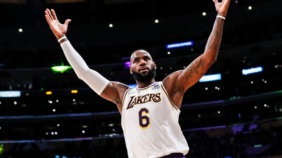 LeBron James liệu còn đánh trung phong khi Anthony Davis trở lại?