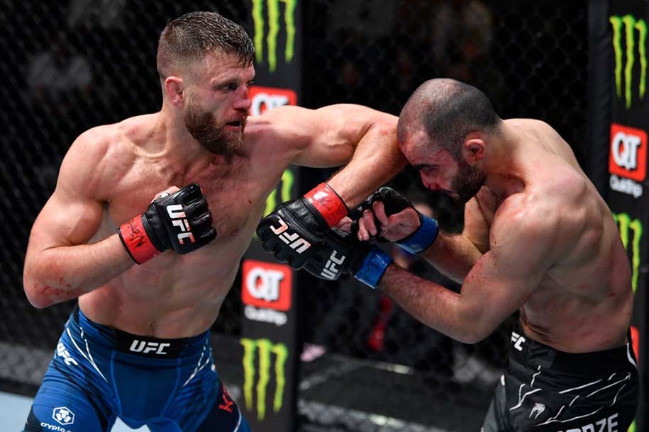 Calvin Kattar trở lại ngoạn mục, phá chuỗi toàn thắng của Giga Chikadze nhờ tỉ số áp đảo
