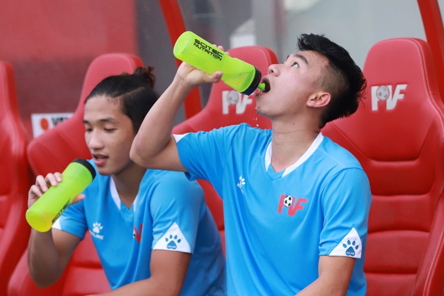 Dinh dưỡng cải thiện hiệu suất trong bóng đá: Tầm quan trọng của nước và điện giải Dinh dưỡng cải thiện hiệu suất trong bóng đá: Tầm quan trọng của nước và điện giải