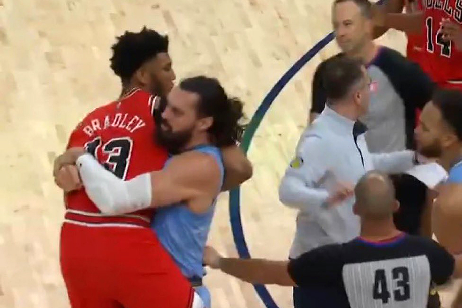 Xem ngay: “Aquaman" Steven Adams bế đối thủ sang một bên khỏi ẩu đả trong trận đấu