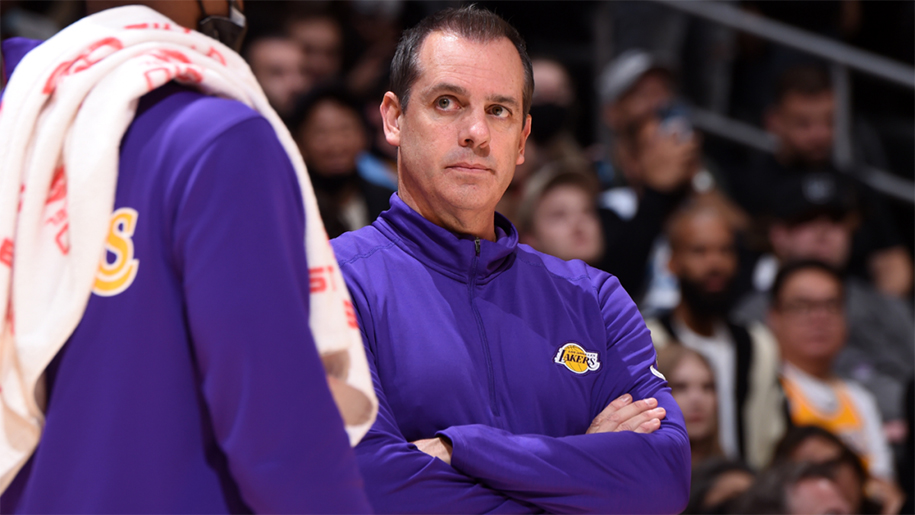 Hé lộ: HLV Frank Vogel suýt bị Lakers sa thải, vẫn “ngồi trên ghế nóng Hé lộ: HLV Frank Vogel suýt bị Lakers sa thải, vẫn “ngồi trên ghế nóng