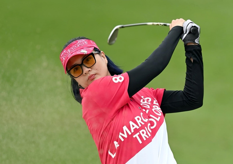 Hoa khôi bóng chuyền Kim Huệ hai lần nâng cúp tại giải golf "Ngược gió vươn cao"
