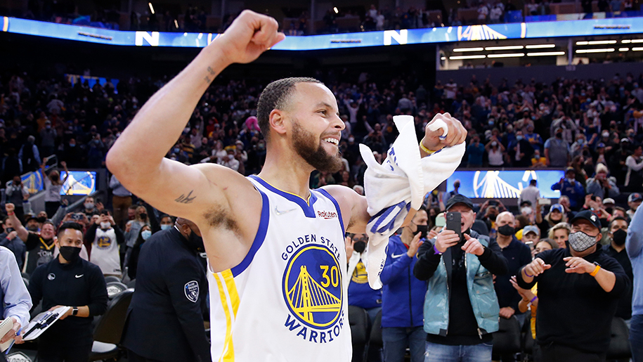 Từ tức giận đạp ghế dự bị đến khoảnh khắc ném game-winner của Stephen Curry