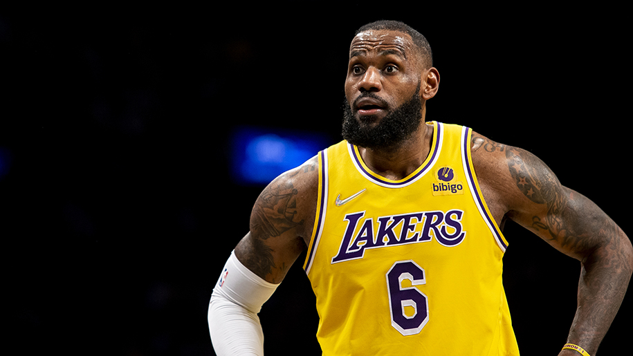 Đang thăng hoa tột độ, LeBron James không may bị đau đầu gối