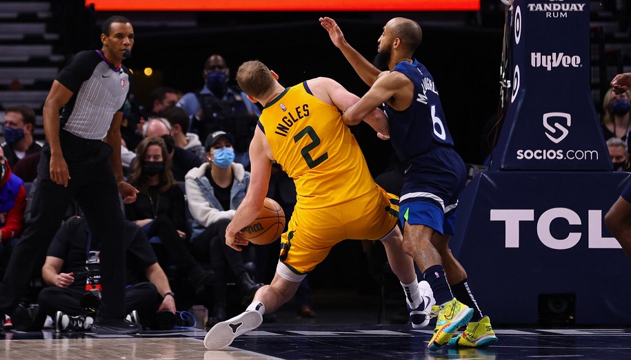 Tay ném Joe Ingles dính chấn thương đầu gối ghê rợn: Đồng đội không dám tin vào mắt mình