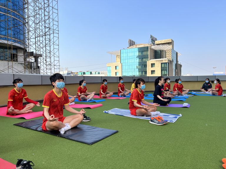 Tuyển nữ Việt Nam tập thiền trước trận quyết đấu Đài Bắc Trung Hoa