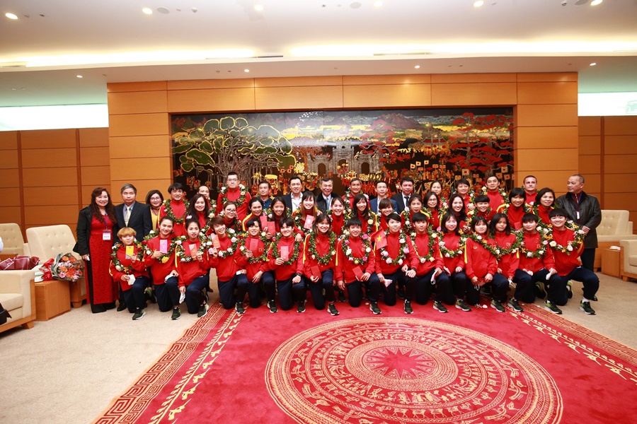 Tuy&ecirc;̉n nữ Vi&ecirc;̣t Nam v&ecirc;̀ nước trong vinh quang