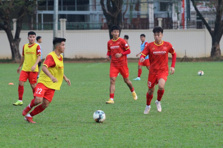 Cảnh sát Campuchia hộ tống U23 Việt Nam đến sân tập