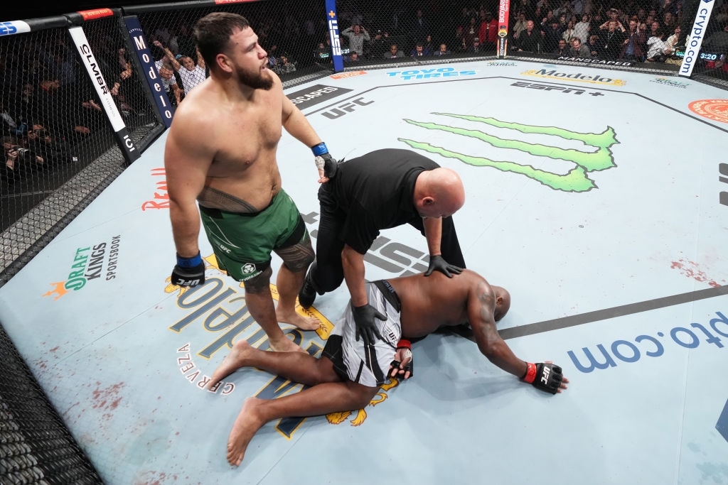 Knockout "Quái thú đen" Derrick Lewis, Tai Tuivasa sánh ngang thành tích nhà vô địch