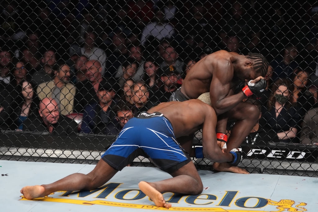 Jared Cannonier hạ Derek Brunson bằng cơn mưa chỏ, đòi tranh đai lập tức