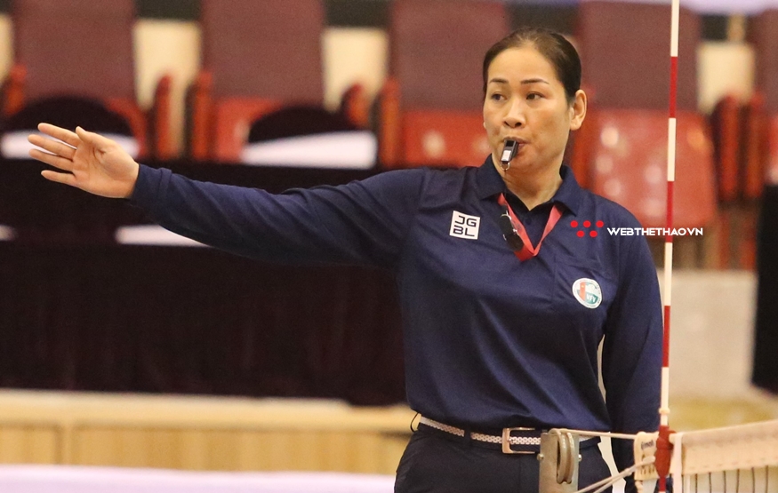 Từ tấm băng đội trưởng tuyển bóng chuyền quốc gia tới cơ duyên cầm còi của nữ trọng tài Thanh Hoa