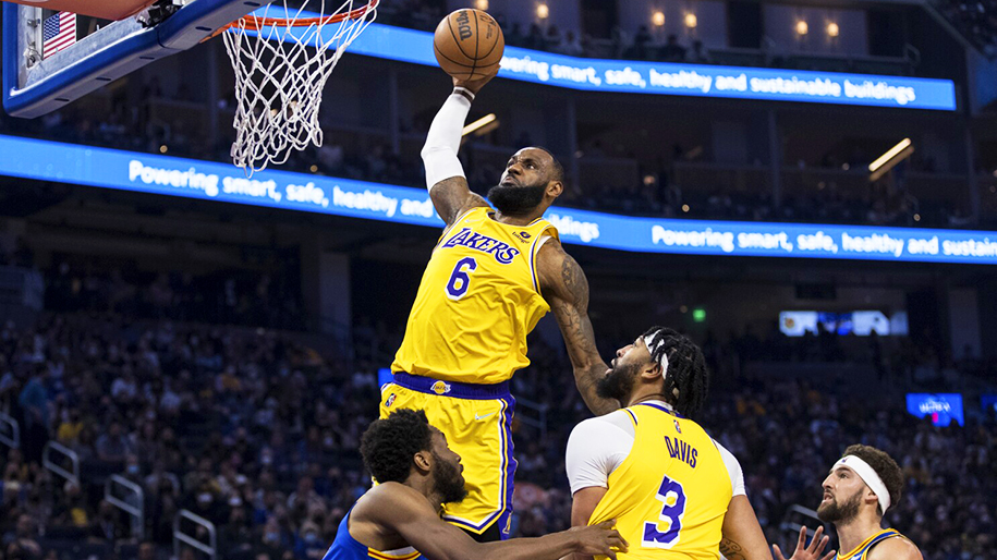 LeBron James ch&iacute;nh thức trở th&agrave;nh tay ghi điểm vĩ đại nhất lịch sử NBA
