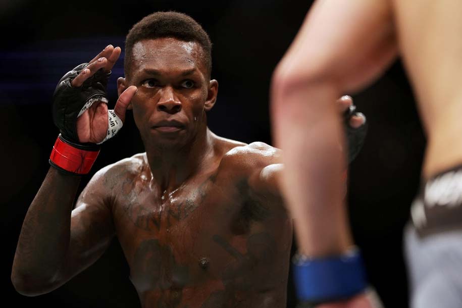 UFC 271: Israel Adesanya vượt qua Robert Whittaker, tiến sát kỉ lục huyền thoại Anderson Silva