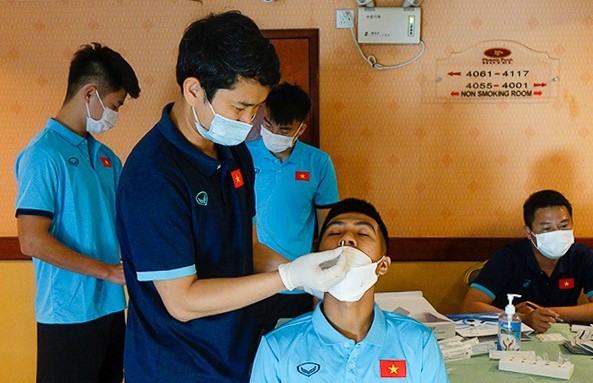 U23 Vi&ecirc;̣t Nam bị c&acirc;́m &ocirc;m nhau ăn mừng bàn thắng, bị phạt ti&ecirc;̀n n&ecirc;́u vi phạm nguy&ecirc;n tắc bong bóng