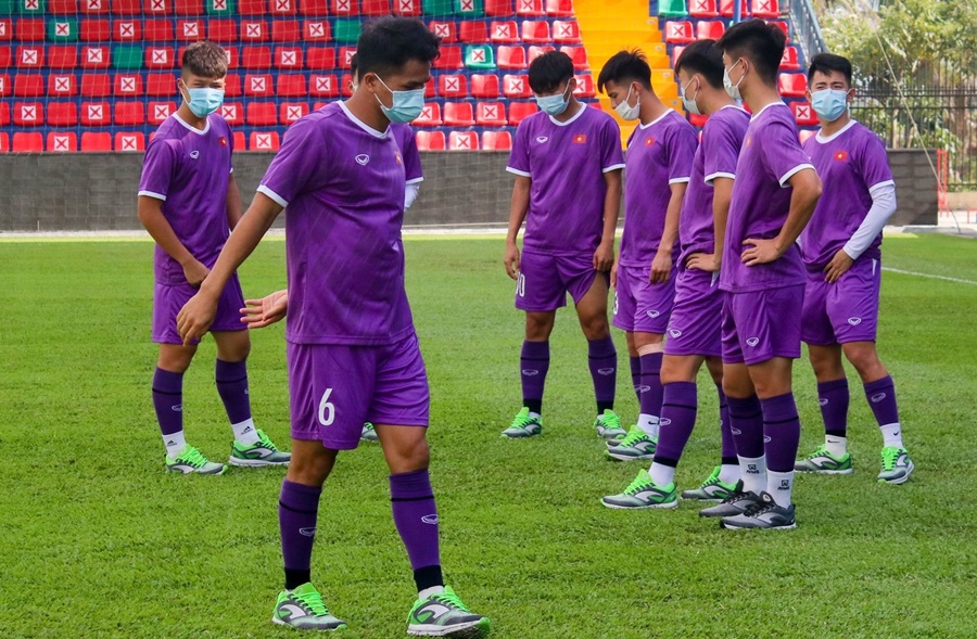 HLV đội U23 Việt Nam “ngán” mặt cỏ sân Campuchia