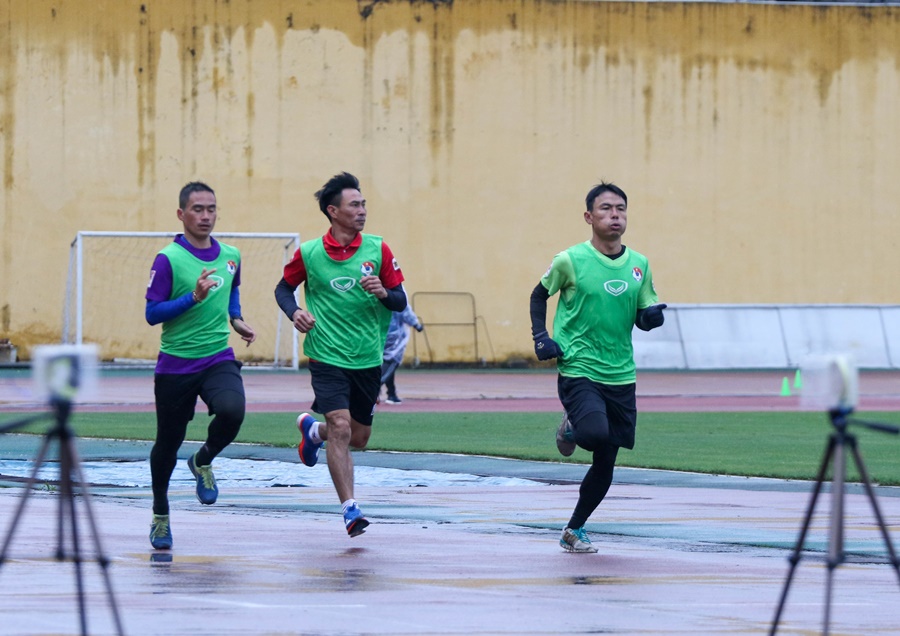 Bốn trọng tài V.League trượt thể lực dưới cái rét dưới 10 độ C ở Hà Nội