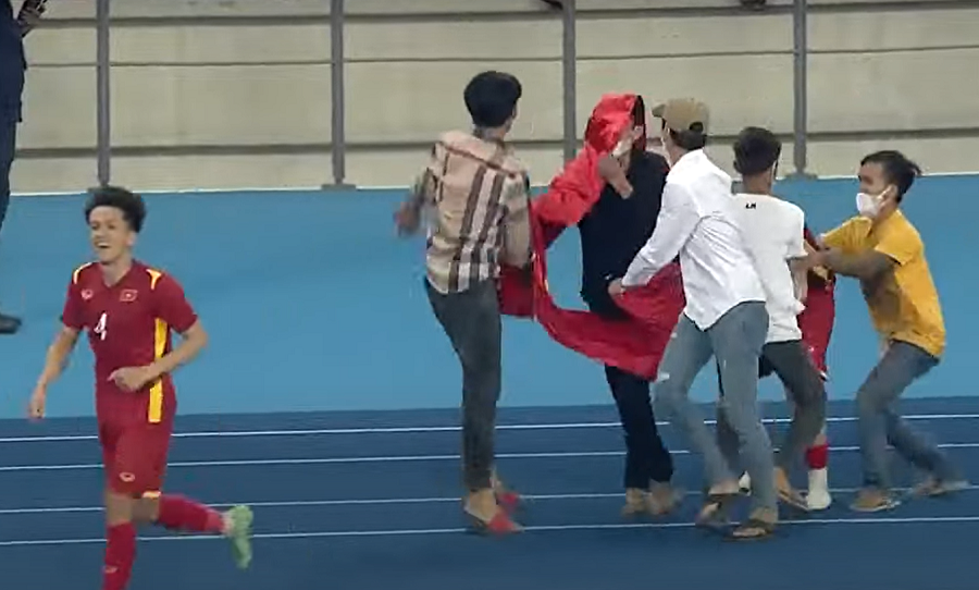 CĐV tràn xuống sân ăn mừng chức vô địch cùng U23 Việt Nam