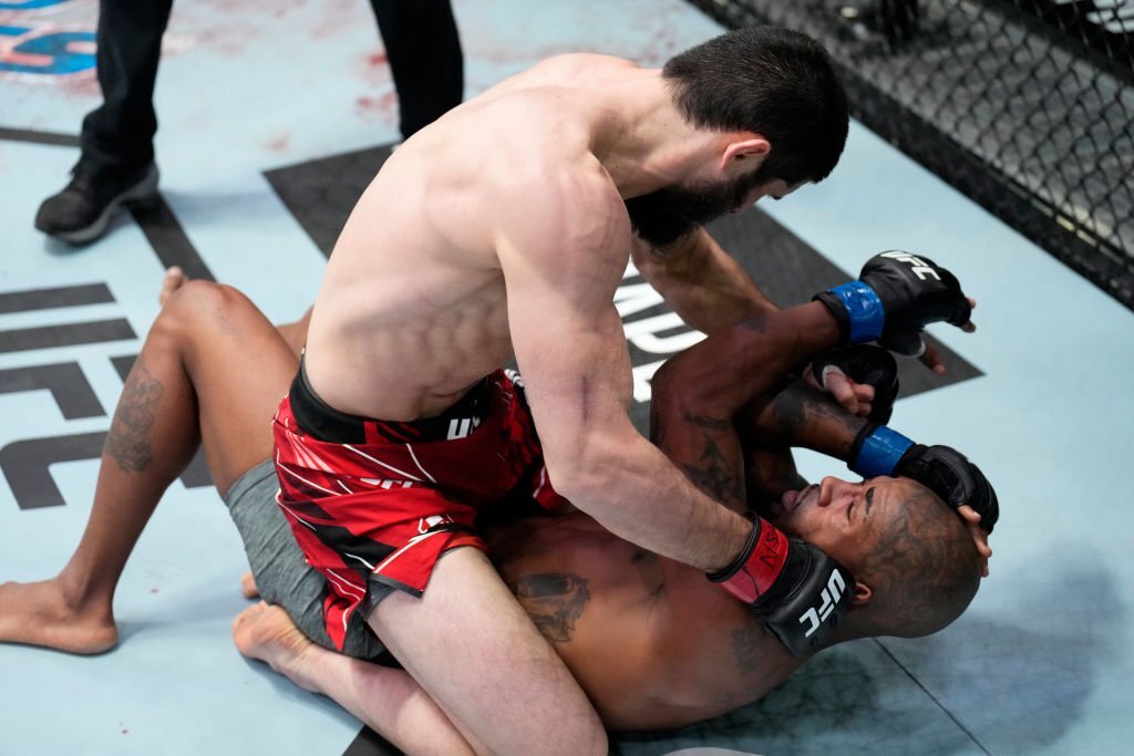 Islam Makhachev hạ Bobby Green ngay trong hiệp 1, yêu cầu được tranh đai lập tức